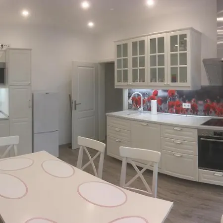 Zentral Gelegene Ausgestattete Daire